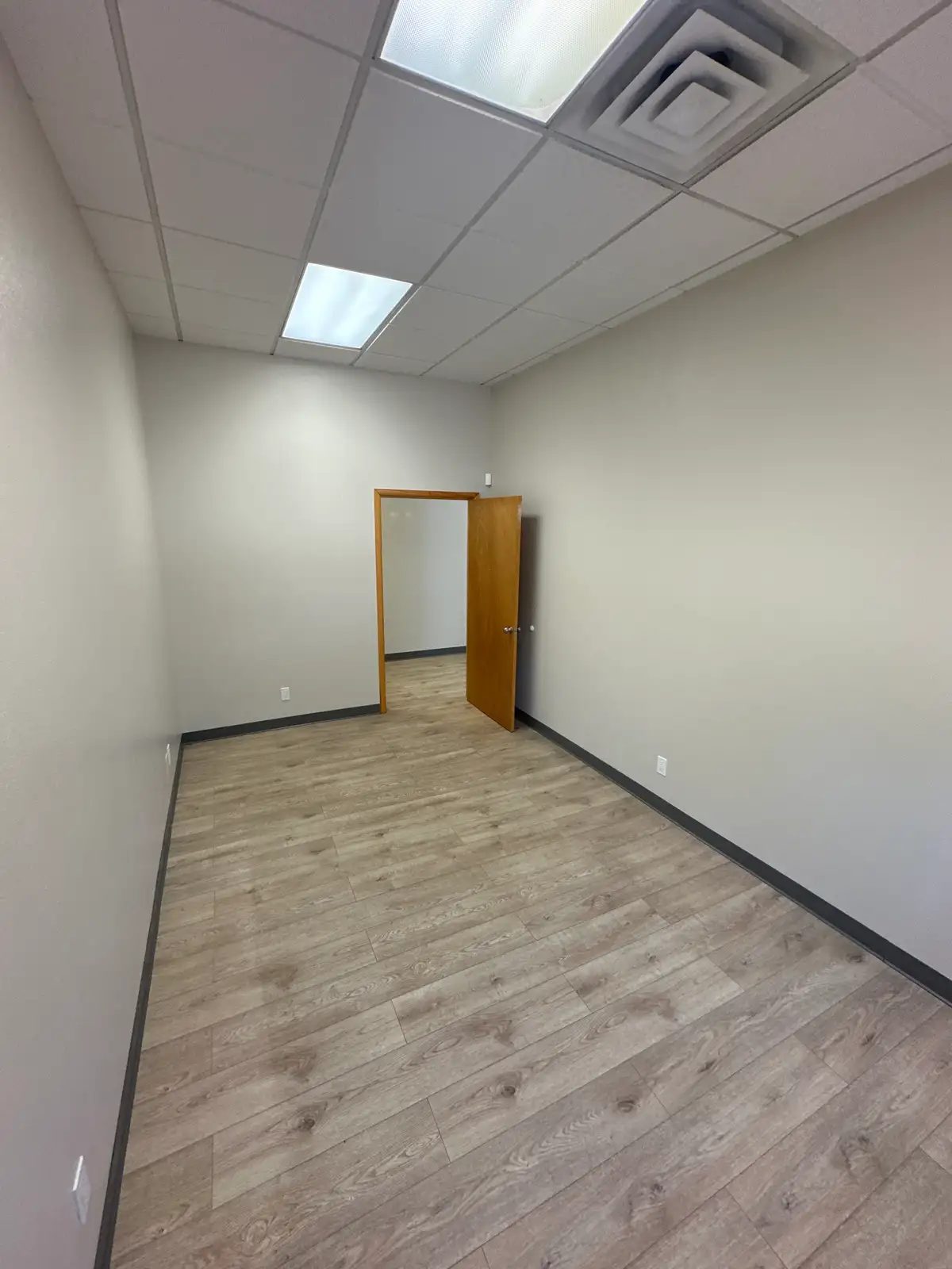 NICE FUNCTIONAL OFFICE SPACE W/ YARD SPACE image 49
