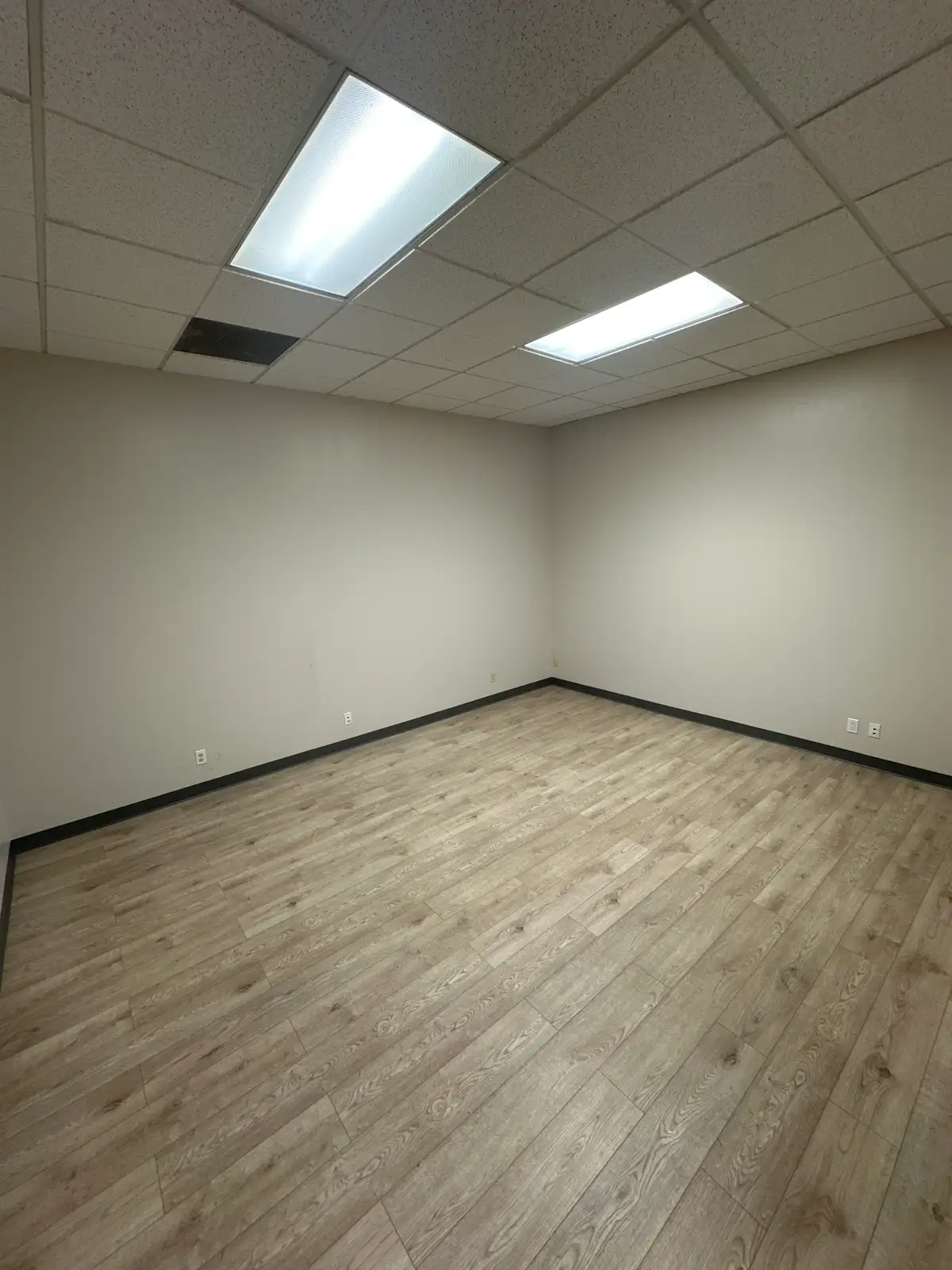 NICE FUNCTIONAL OFFICE SPACE W/ YARD SPACE image 33