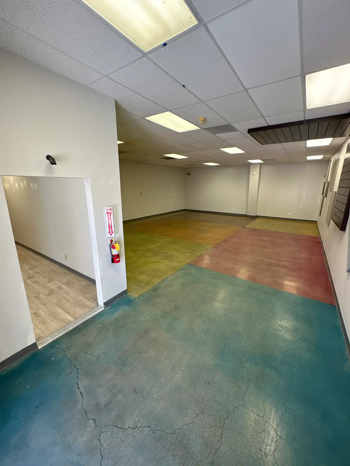 NICE FUNCTIONAL OFFICE SPACE W/ YARD SPACE image 54