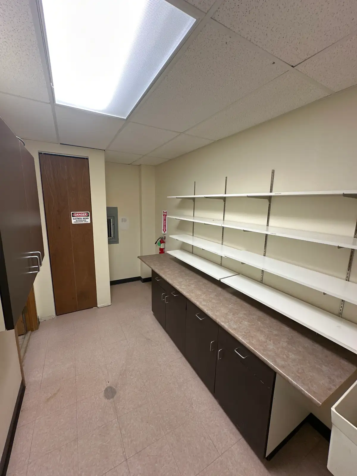 NICE FUNCTIONAL OFFICE SPACE W/ YARD SPACE image 31