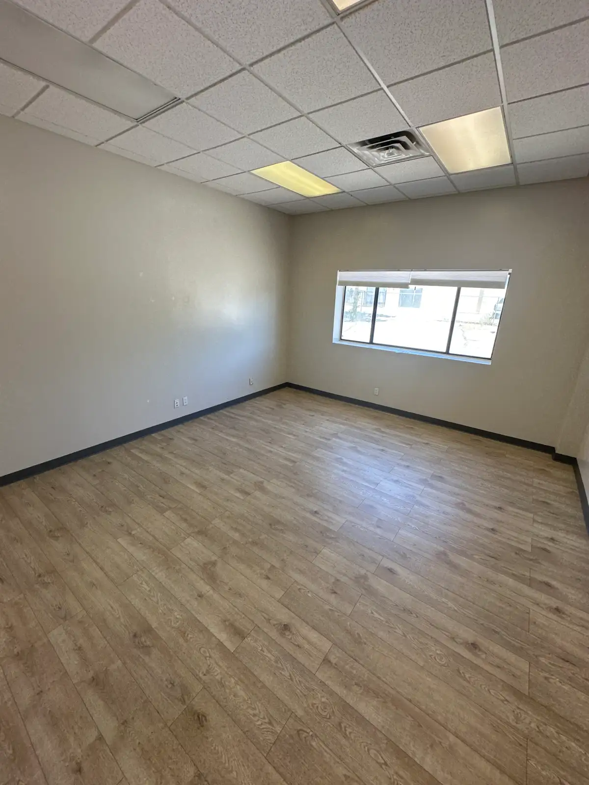 NICE FUNCTIONAL OFFICE SPACE W/ YARD SPACE image 41