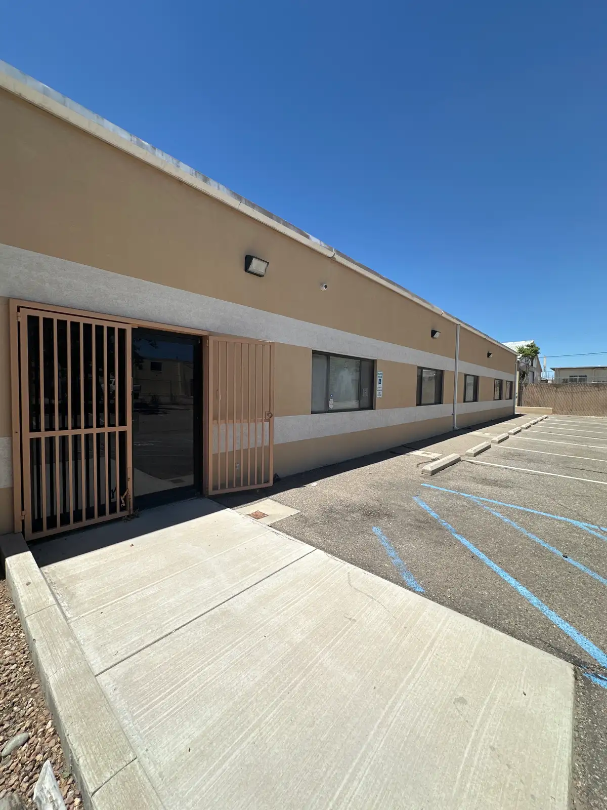 NICE FUNCTIONAL OFFICE SPACE W/ YARD SPACE image 16