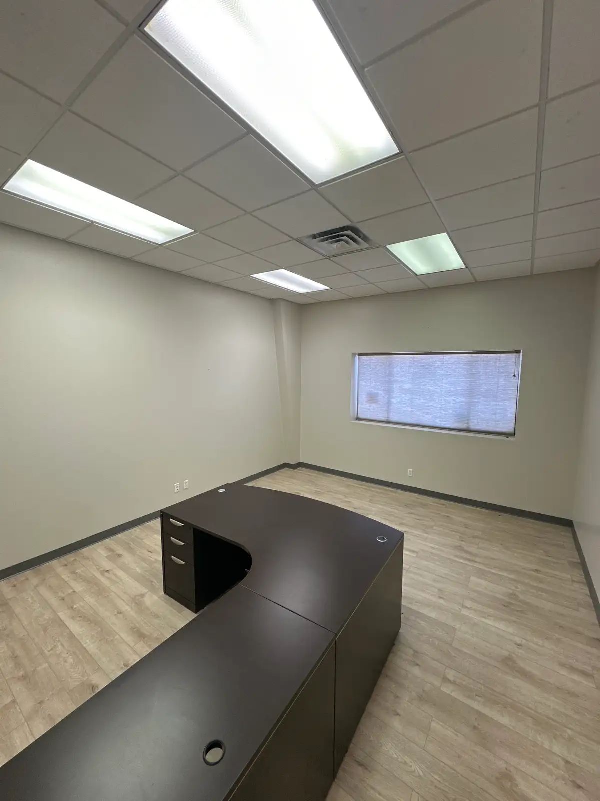 NICE FUNCTIONAL OFFICE SPACE W/ YARD SPACE image 32