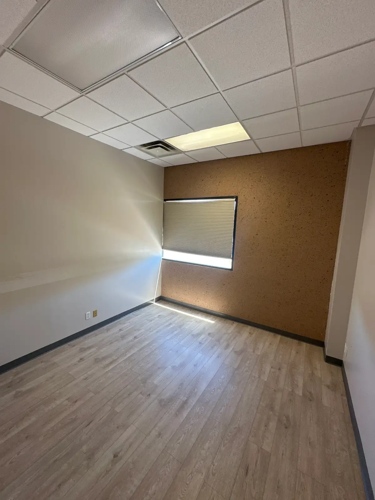 NICE FUNCTIONAL OFFICE SPACE W/ YARD SPACE image 27
