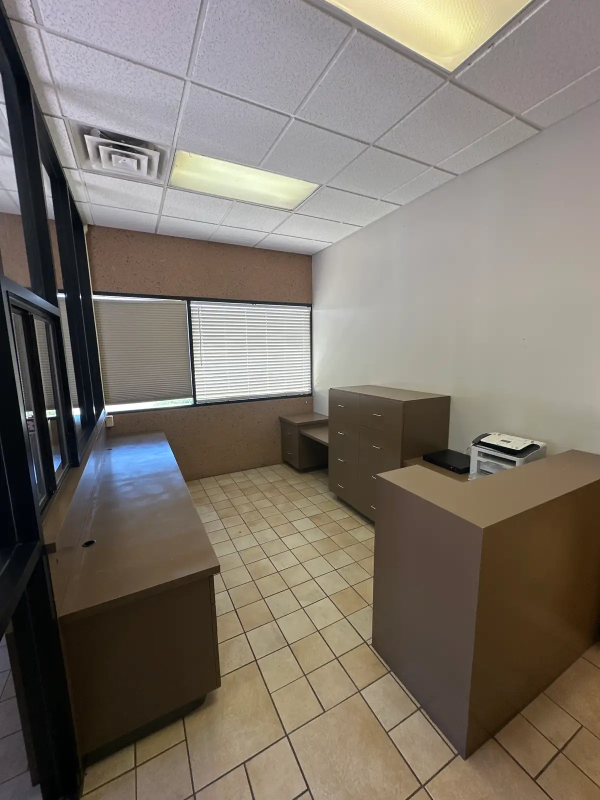 NICE FUNCTIONAL OFFICE SPACE W/ YARD SPACE image 19