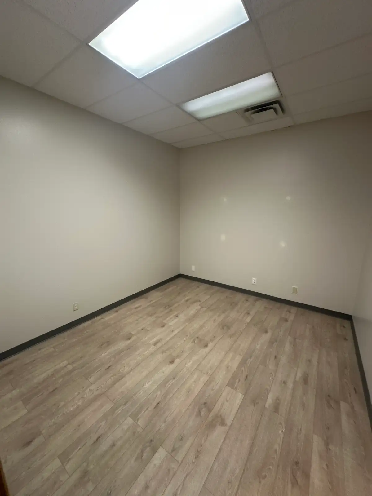 NICE FUNCTIONAL OFFICE SPACE W/ YARD SPACE image 59