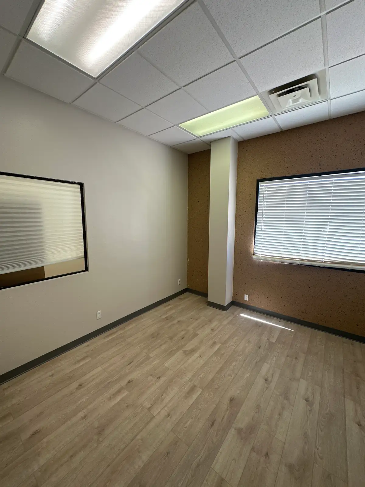 NICE FUNCTIONAL OFFICE SPACE W/ YARD SPACE image 26