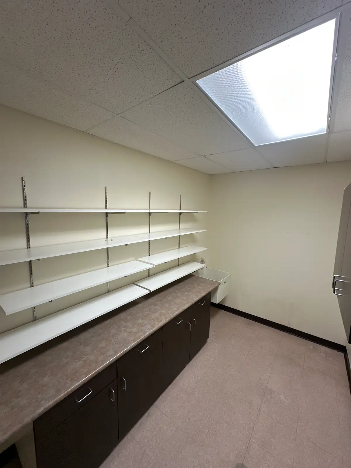 NICE FUNCTIONAL OFFICE SPACE W/ YARD SPACE image 29