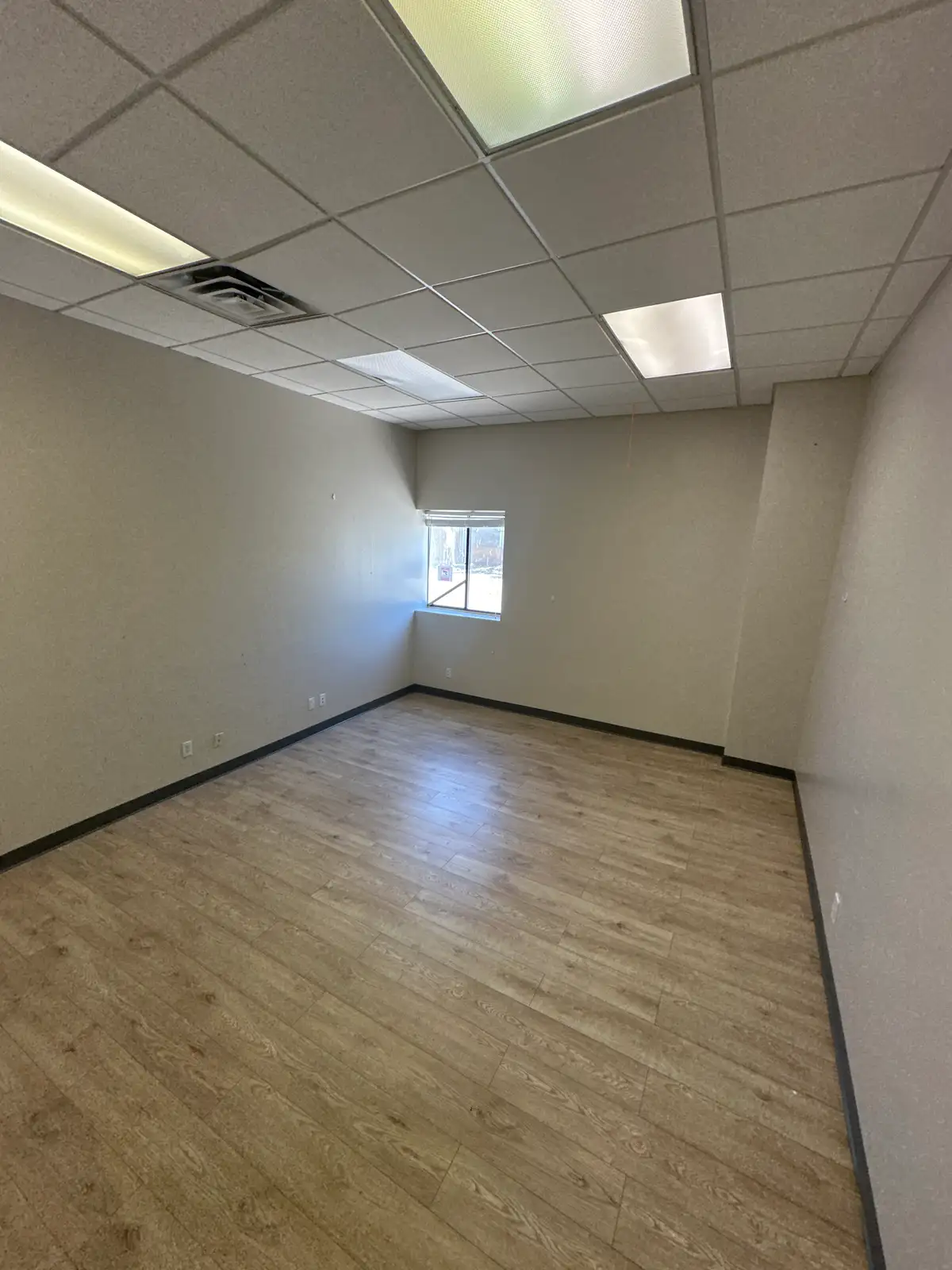 NICE FUNCTIONAL OFFICE SPACE W/ YARD SPACE image 43