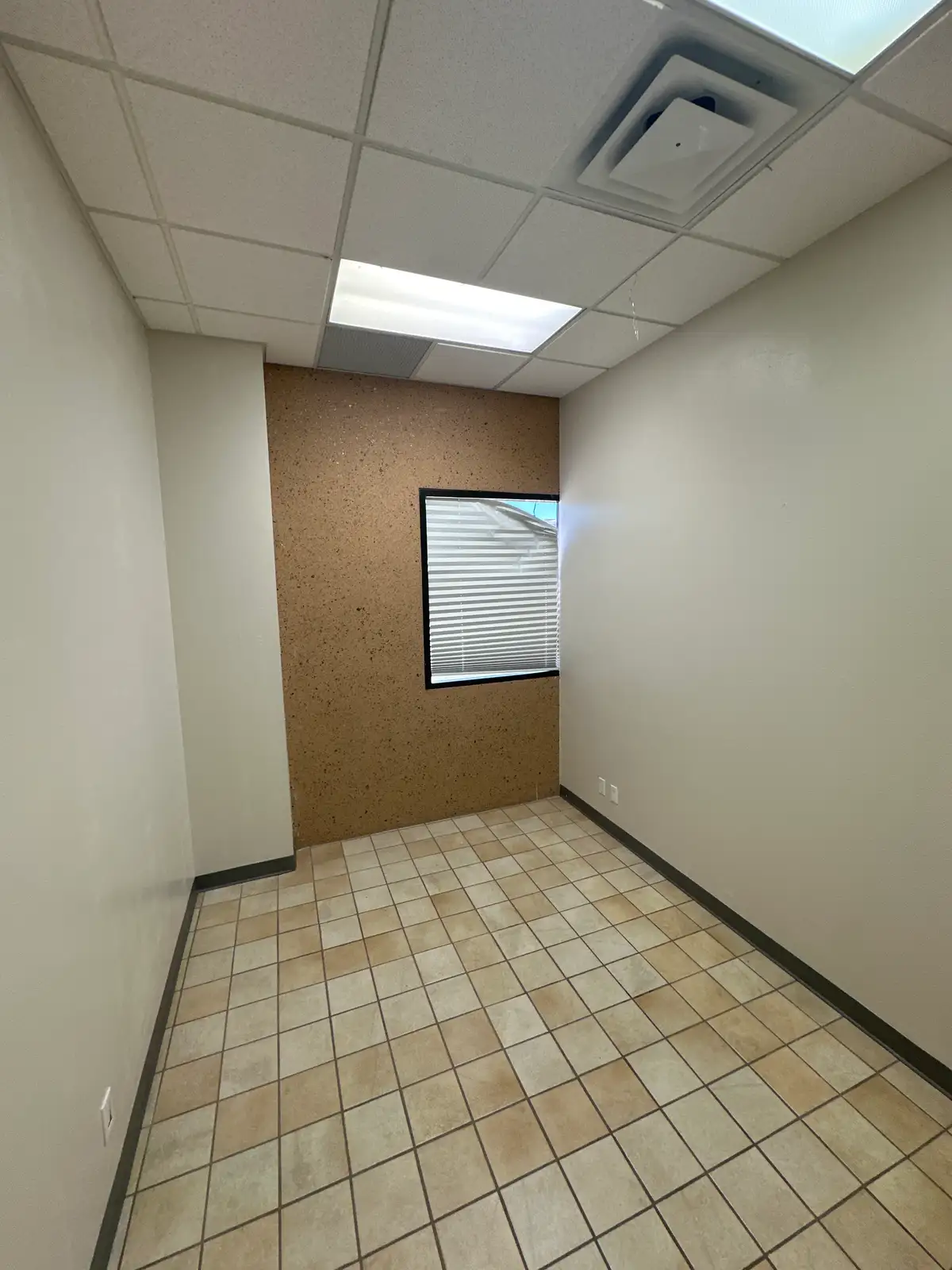 NICE FUNCTIONAL OFFICE SPACE W/ YARD SPACE image 23