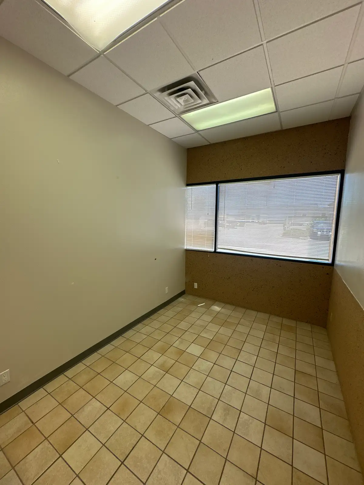 NICE FUNCTIONAL OFFICE SPACE W/ YARD SPACE image 22