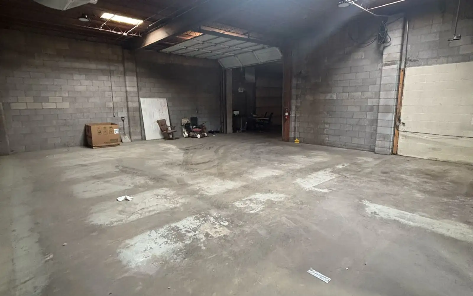 Warehouse / Shop with Gated Yard image 7