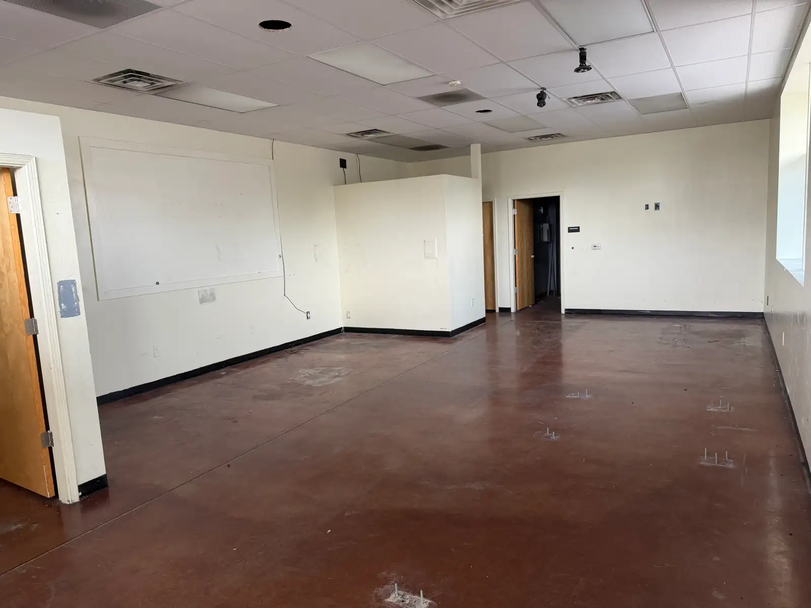 Versatile Retail Space with Convenient Rear Roll-Up Door image 4