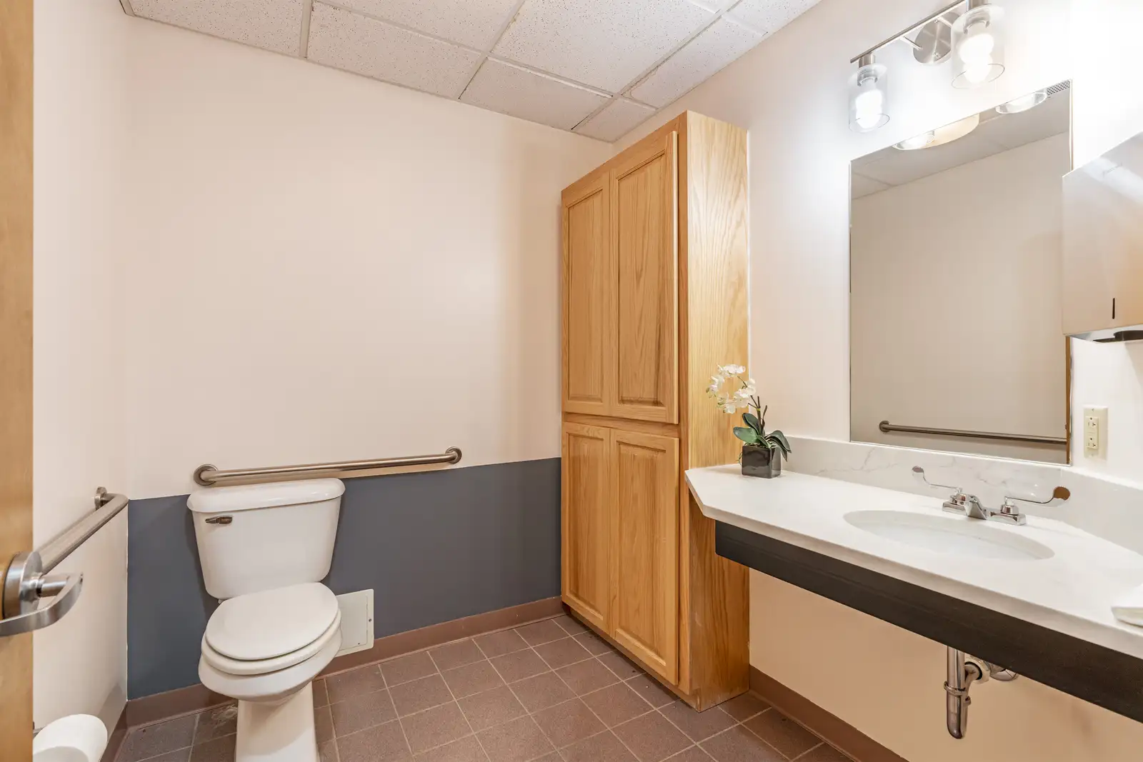 460 St Michaels Dr image 2
