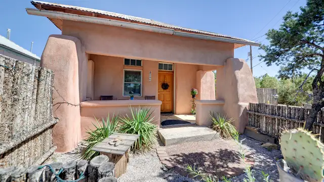1913 Lomas Blvd NW listing image