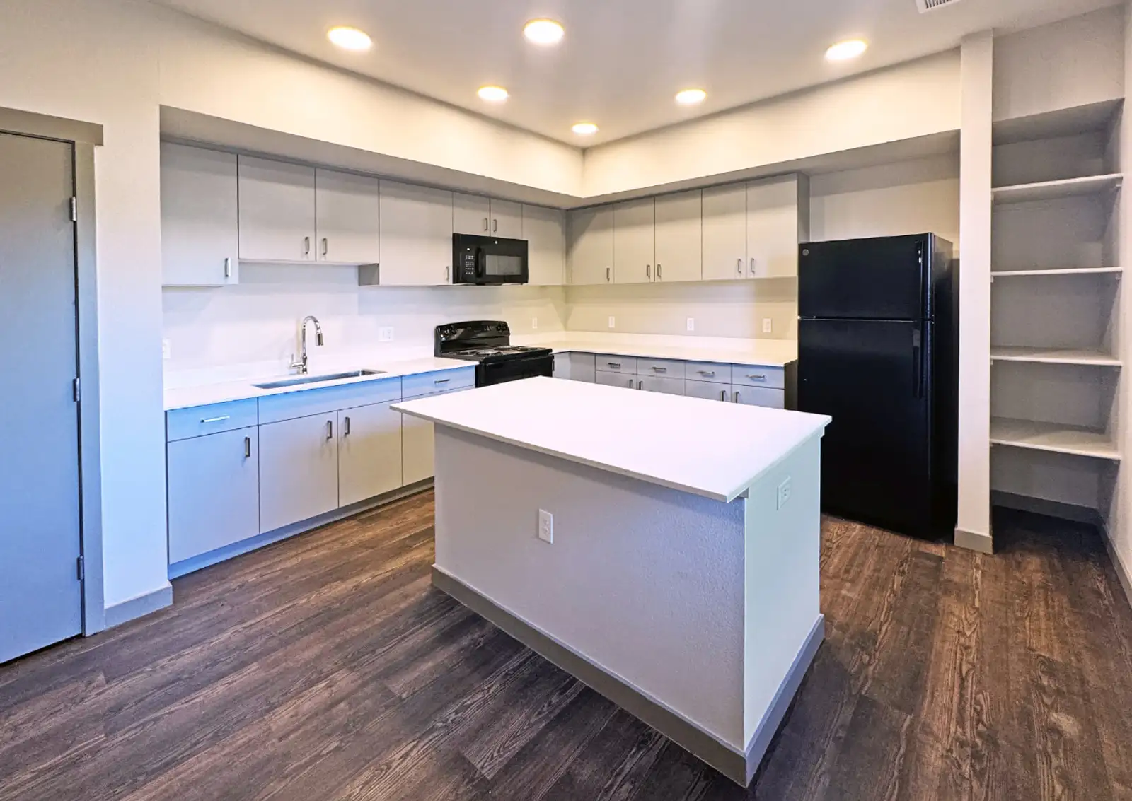 Modern New-Build Live/Work Suites image 7