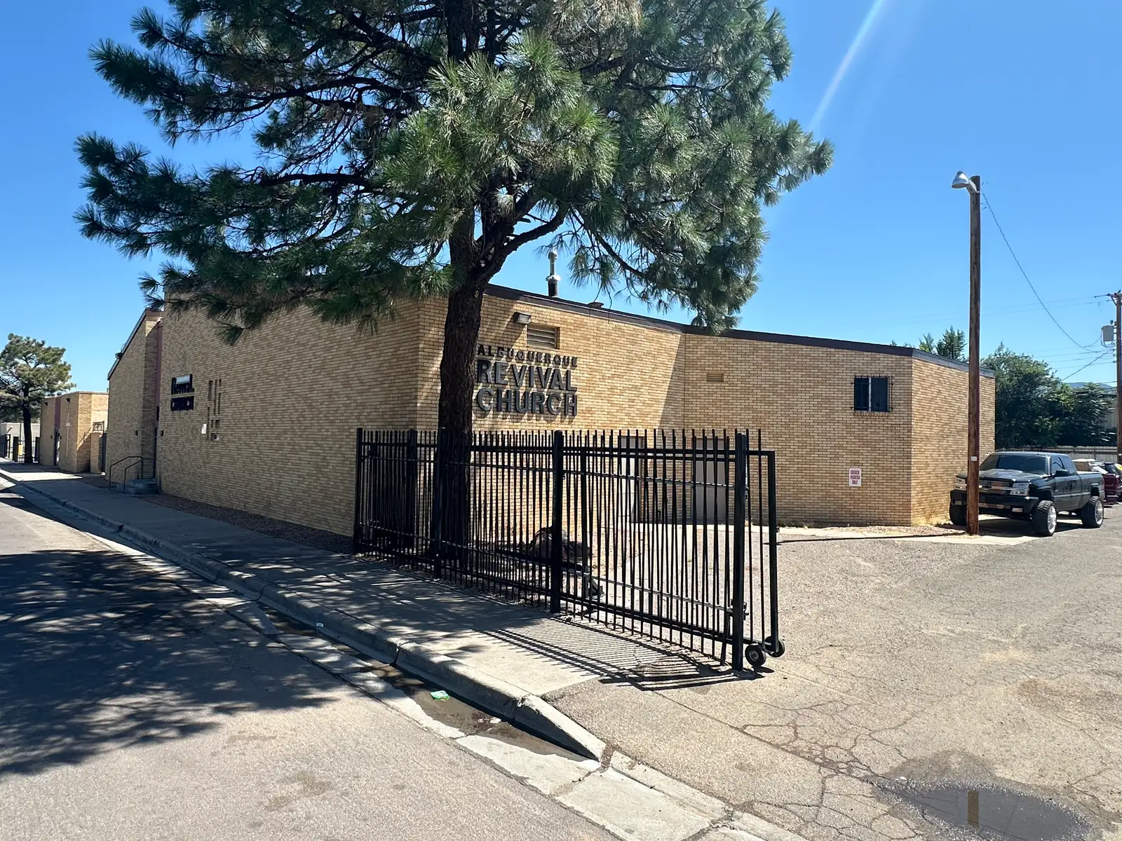 Rare Multi-Use Commercial Campus image 3