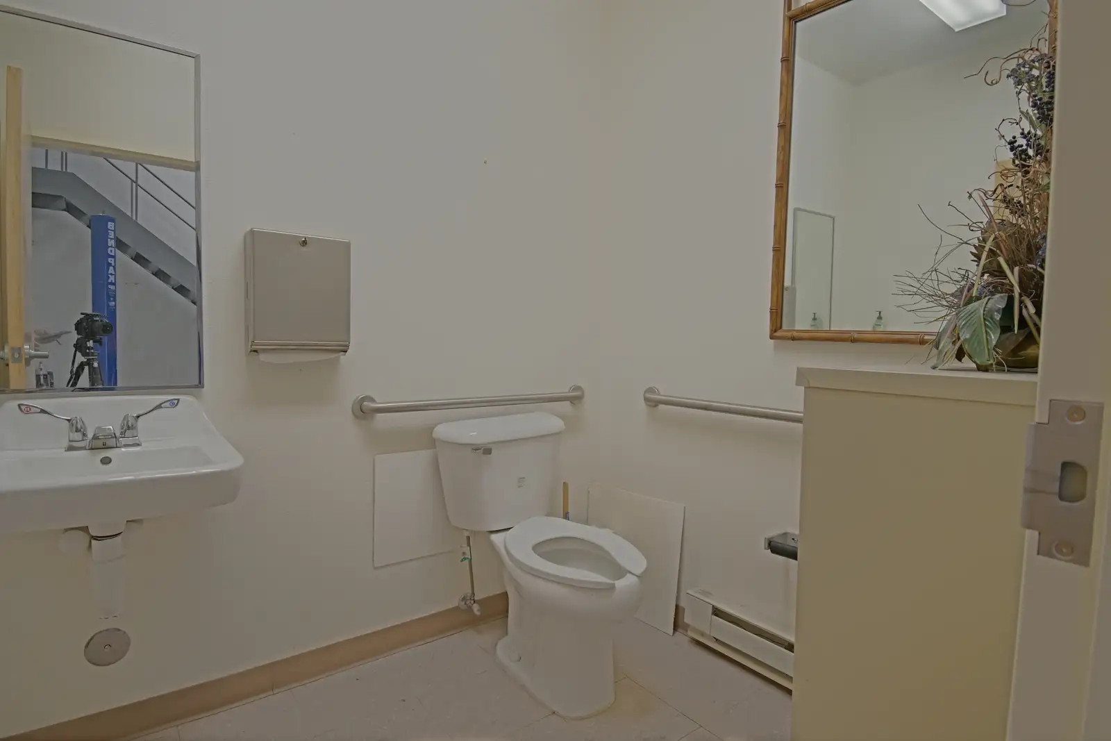 Office/Warehouse image 8
