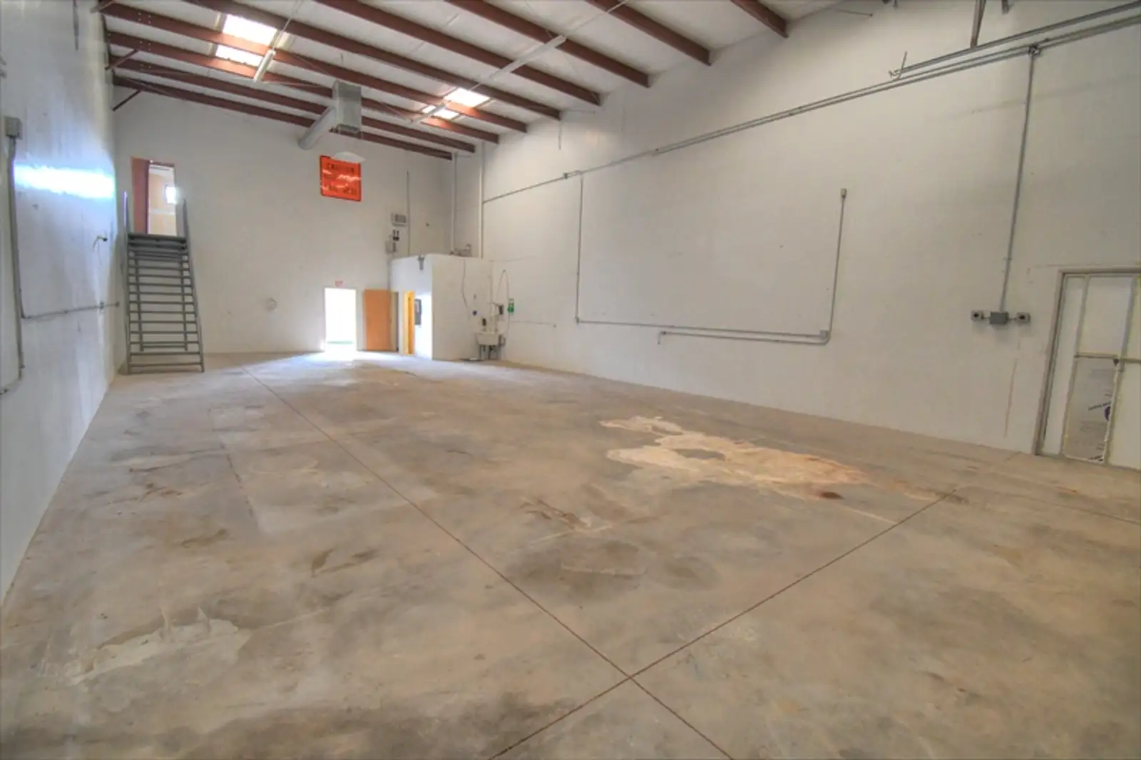 Office/Warehouse image 18