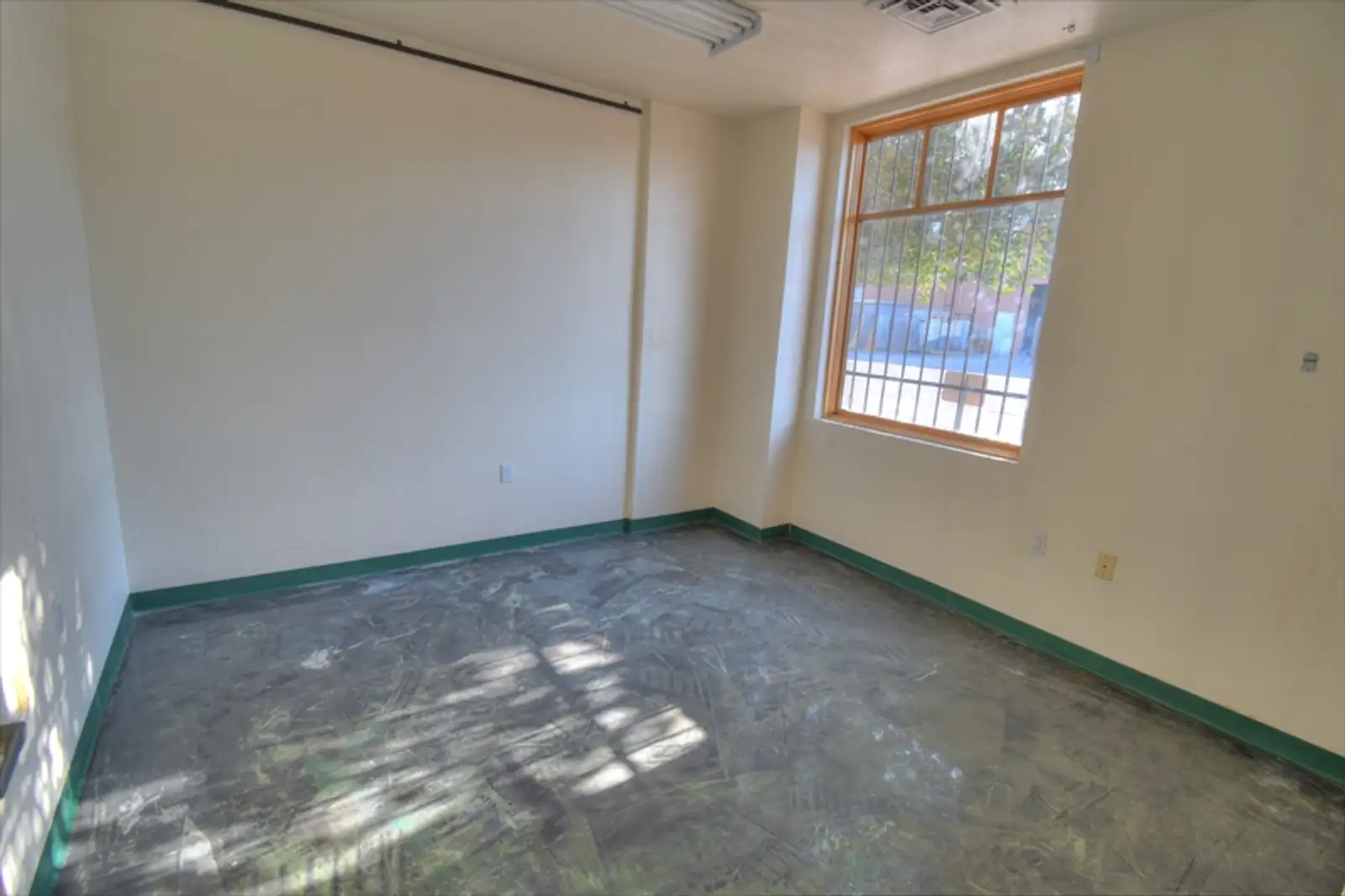 Office/Warehouse image 7