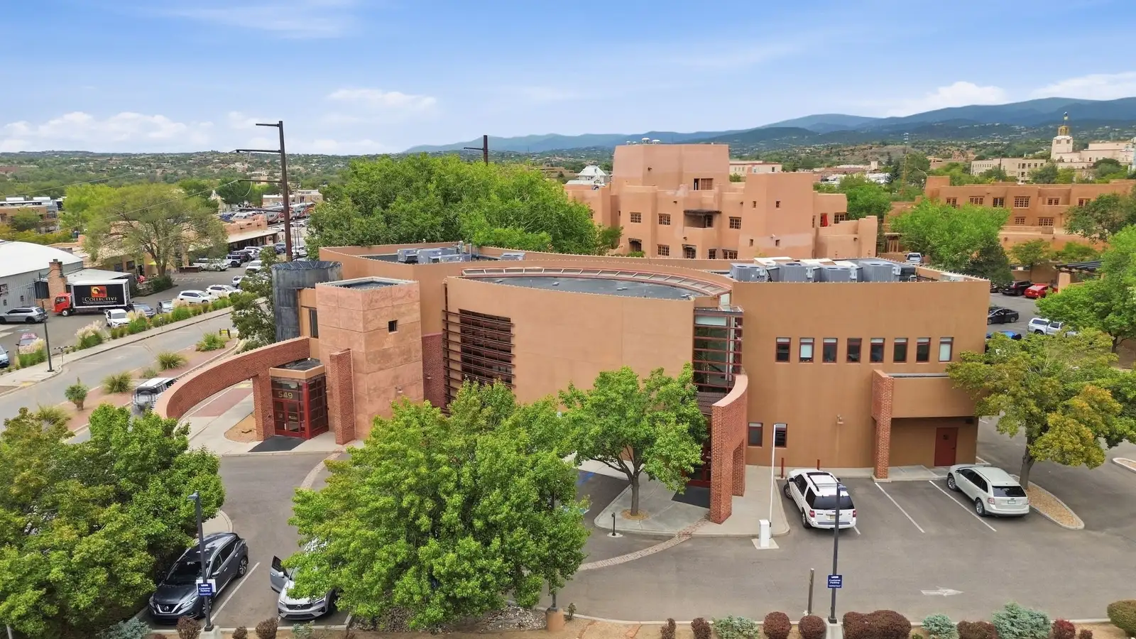UPSCALE SANTA FE OFFICES IN PRIME LOCATION image 1