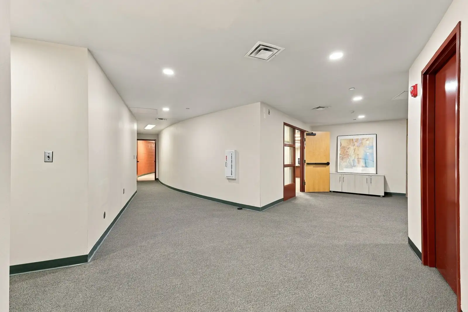 UPSCALE SANTA FE OFFICES IN PRIME LOCATION image 10