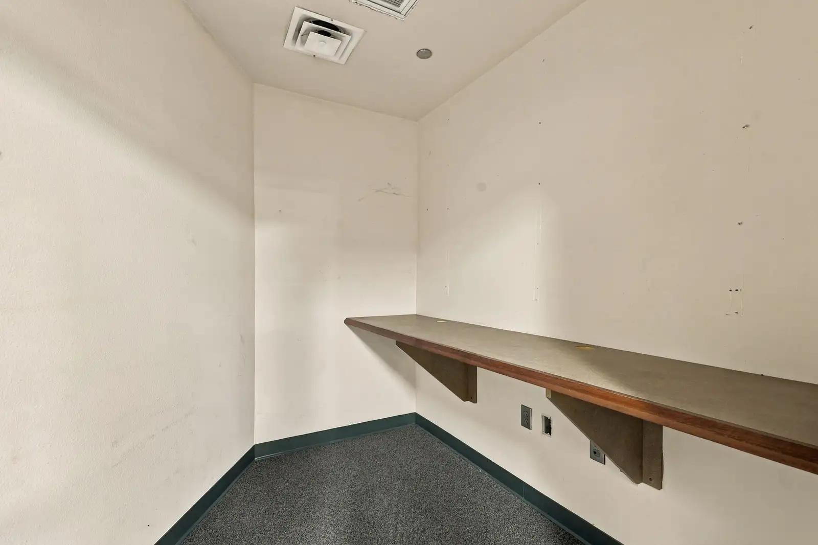 UPSCALE SANTA FE OFFICES IN PRIME LOCATION image 22