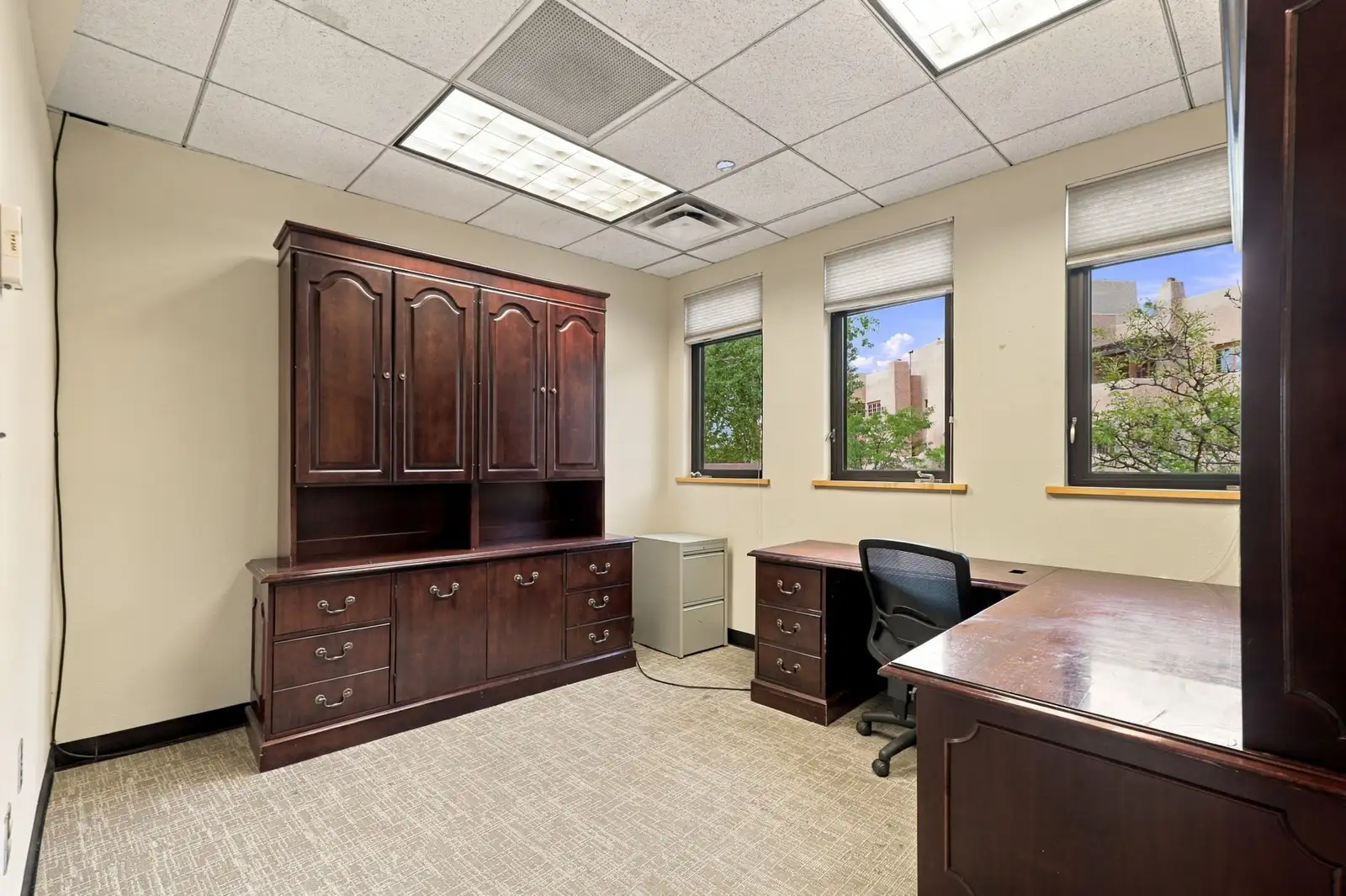 UPSCALE SANTA FE OFFICES IN PRIME LOCATION image 8