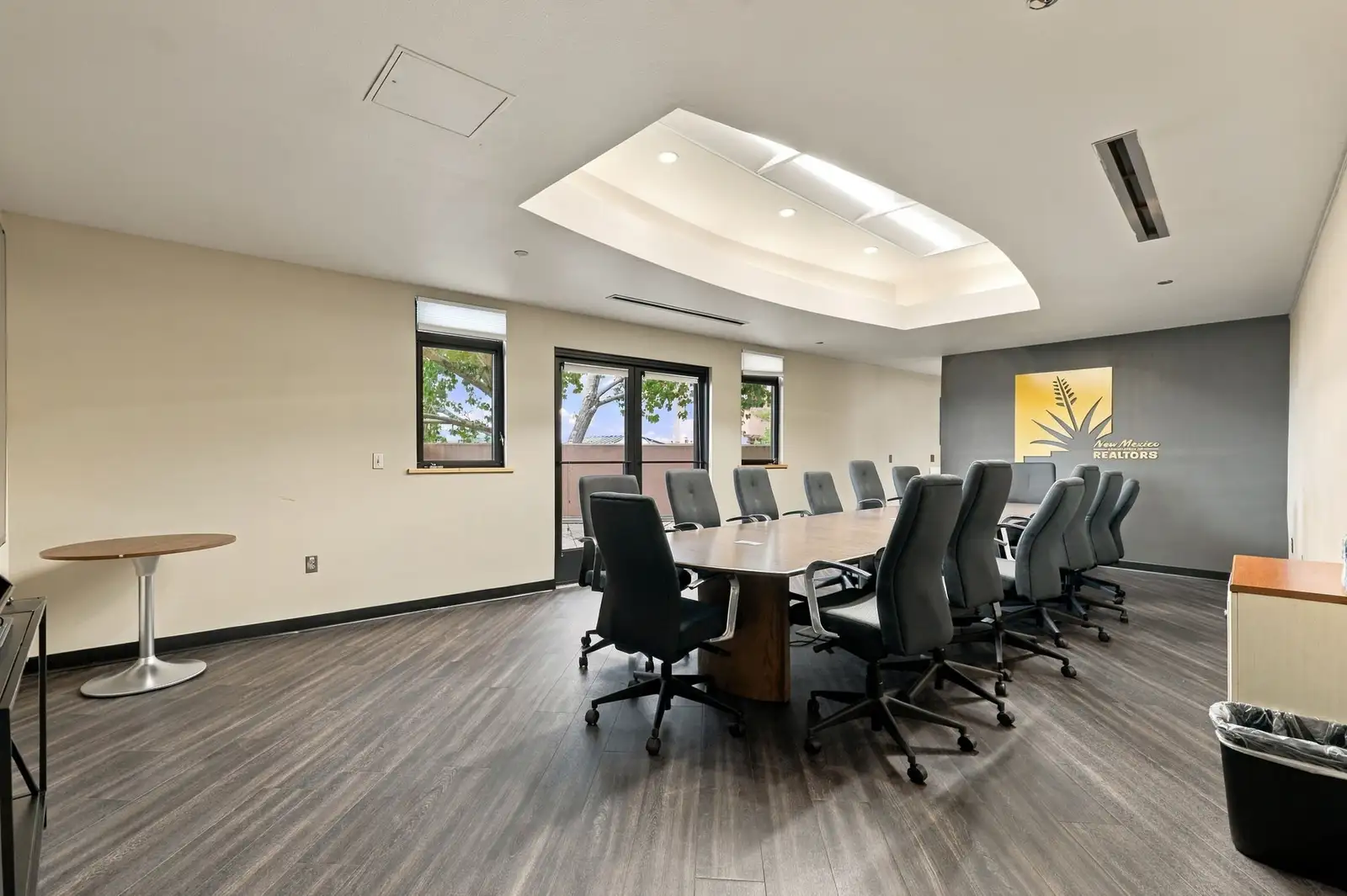UPSCALE SANTA FE OFFICES IN PRIME LOCATION image 7