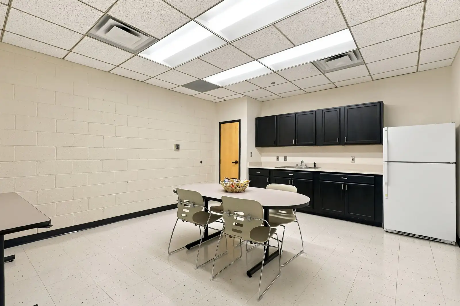 UPSCALE SANTA FE OFFICES IN PRIME LOCATION image 14