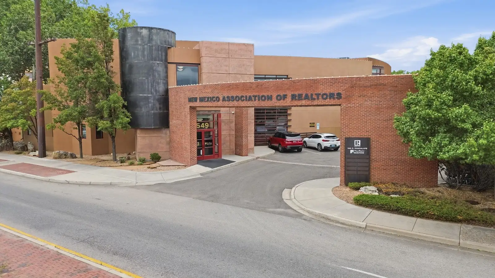 UPSCALE SANTA FE OFFICES IN PRIME LOCATION image 3
