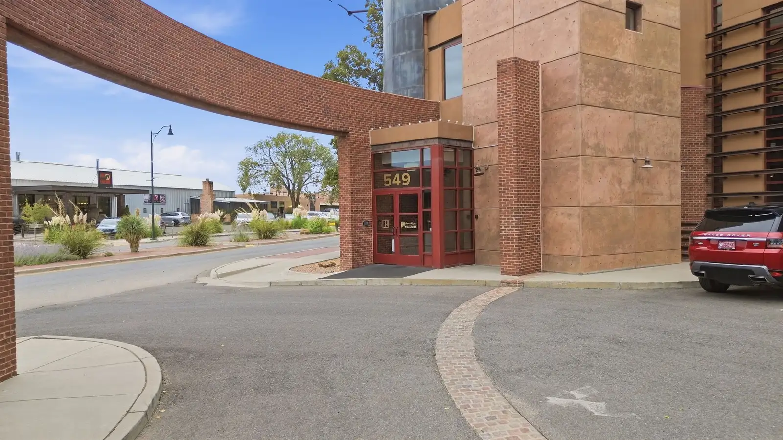 UPSCALE SANTA FE OFFICES IN PRIME LOCATION image 4