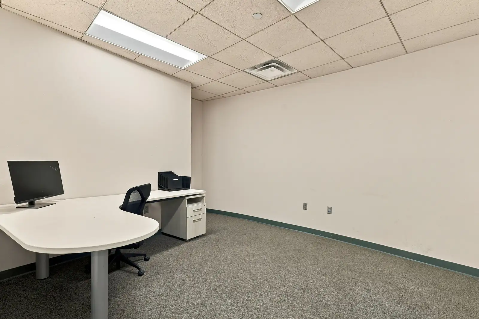 UPSCALE SANTA FE OFFICES IN PRIME LOCATION image 24
