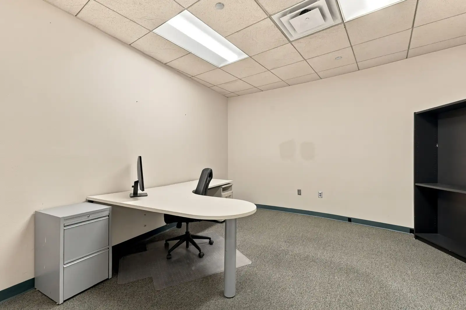 UPSCALE SANTA FE OFFICES IN PRIME LOCATION image 19