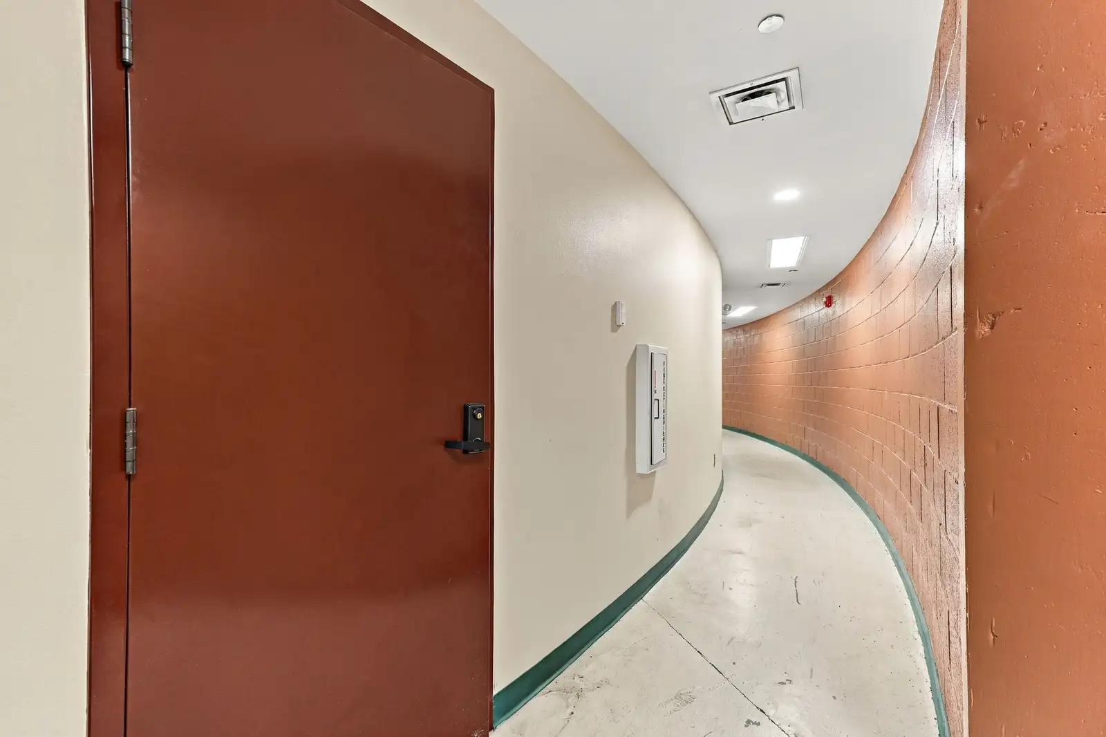 UPSCALE SANTA FE OFFICES IN PRIME LOCATION image 25