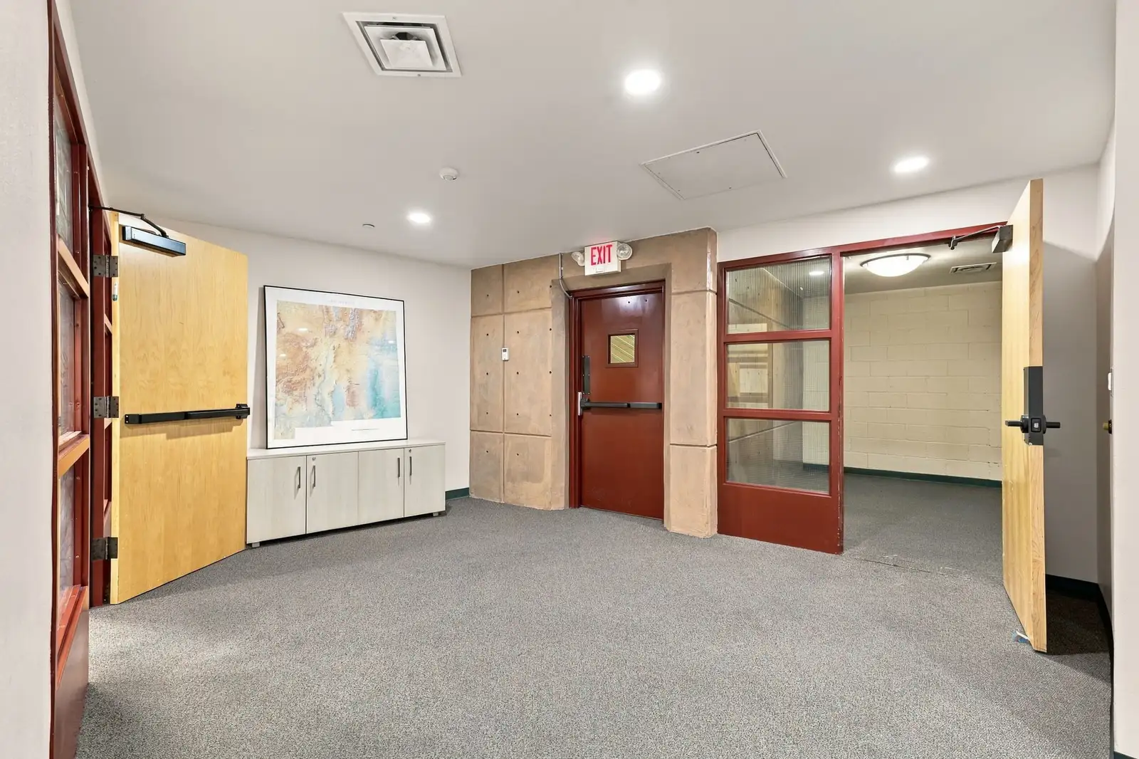 UPSCALE SANTA FE OFFICES IN PRIME LOCATION image 12