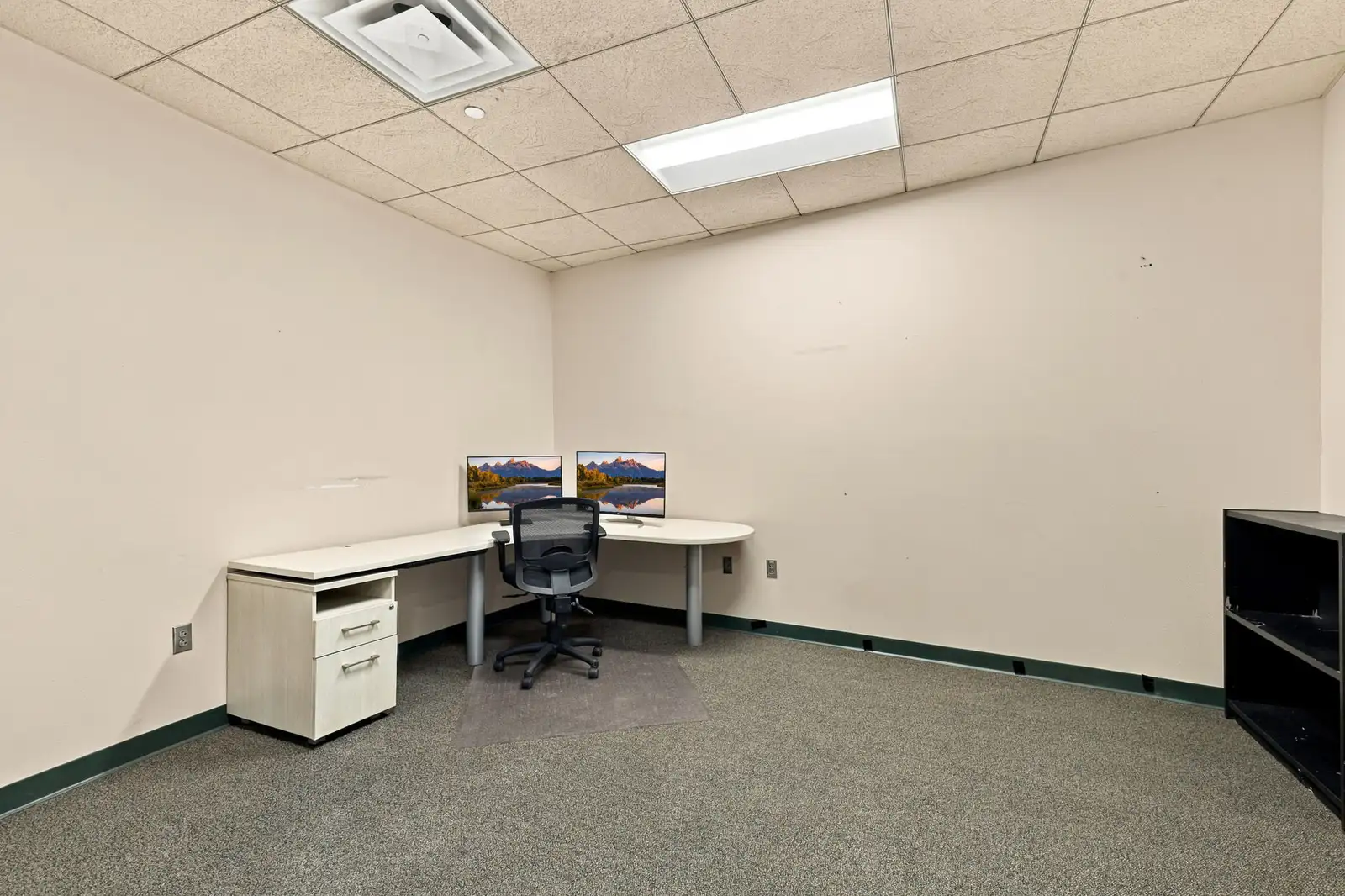 UPSCALE SANTA FE OFFICES IN PRIME LOCATION image 13