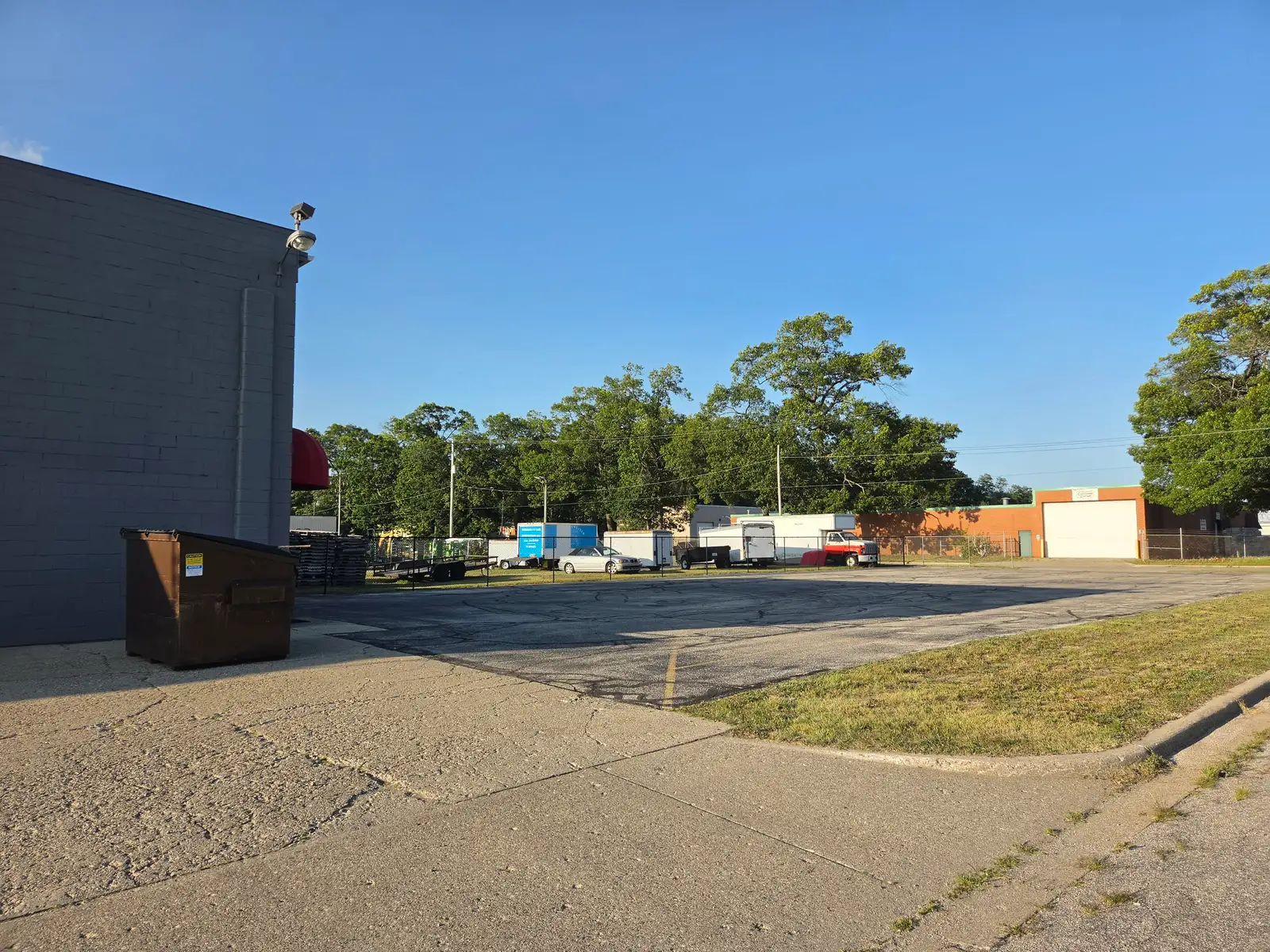 2240 Glade St image 4