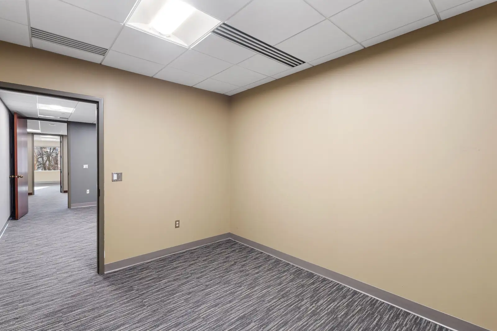555 W Crosstown Pkwy image 32