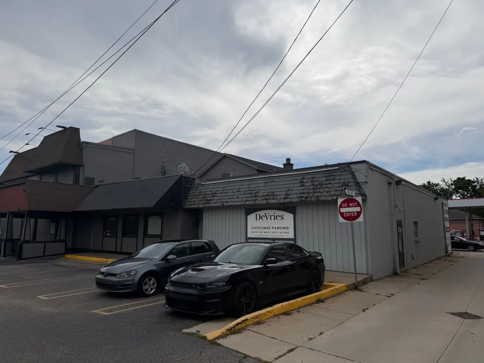 411 Leonard St NW image 3