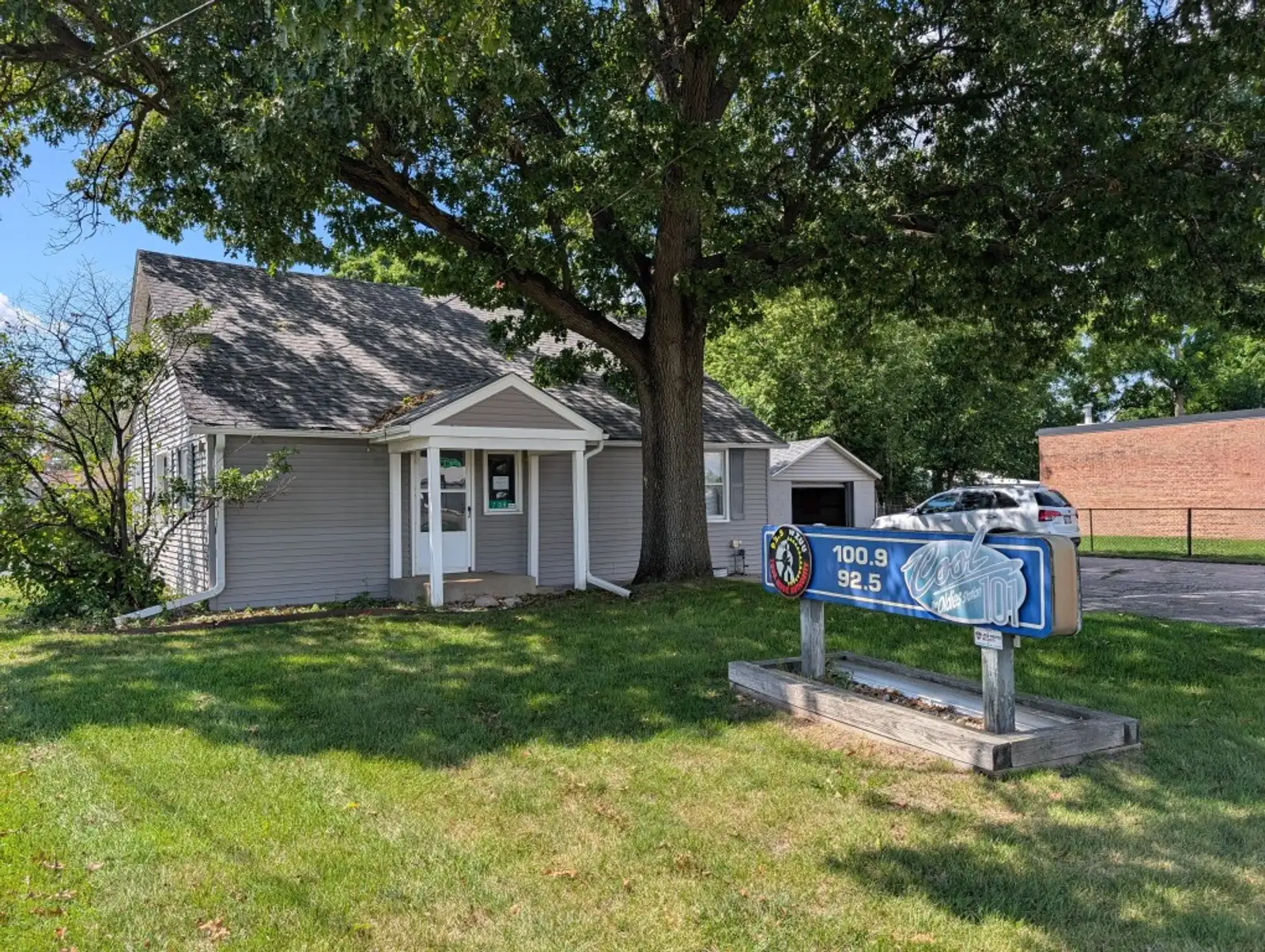 706 E Allegan Street image 1