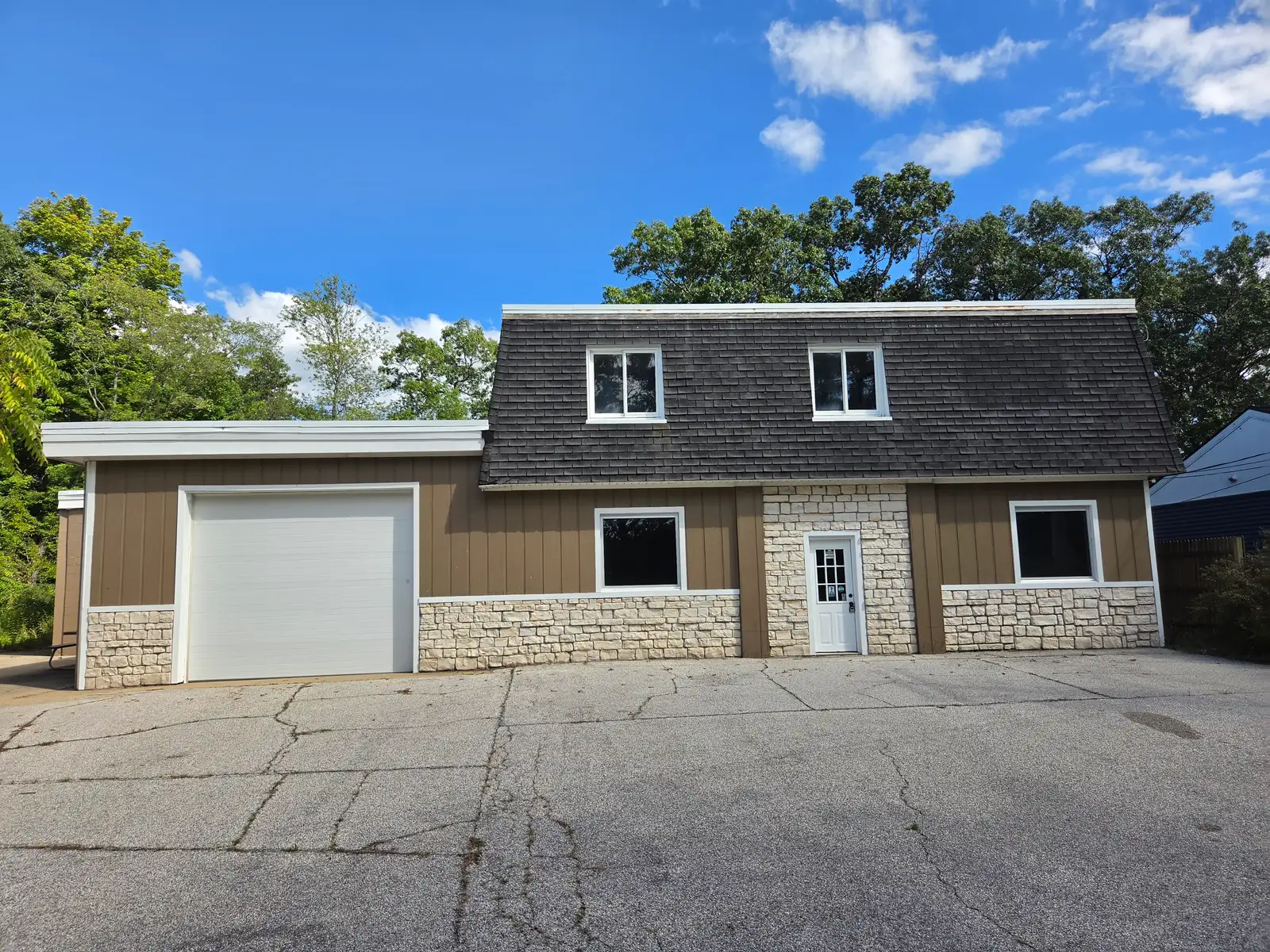 536 Oak St image 1
