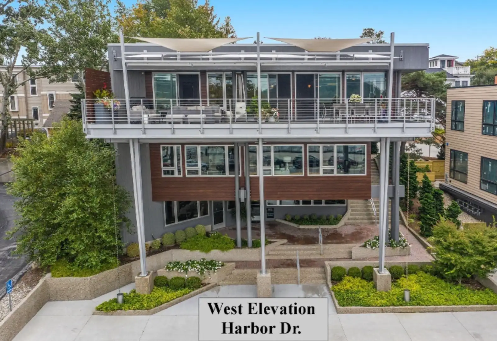212 S Harbor Dr, Grand Haven, MI 49417