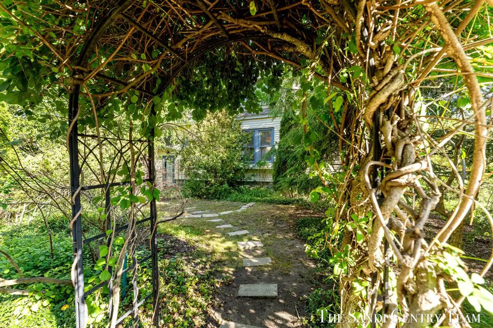 717 E Ludington Ave image 29
