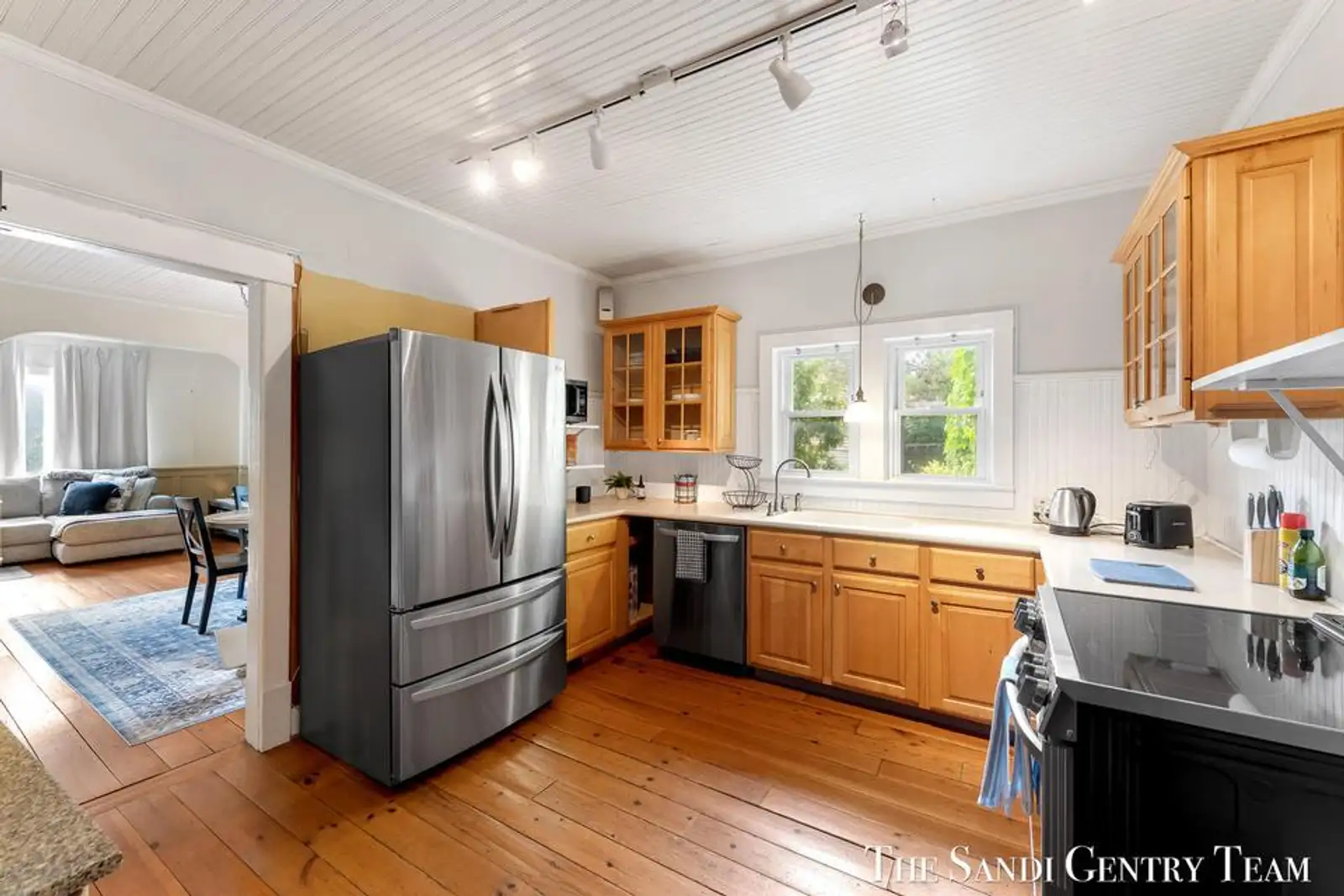 717 E Ludington Ave image 98