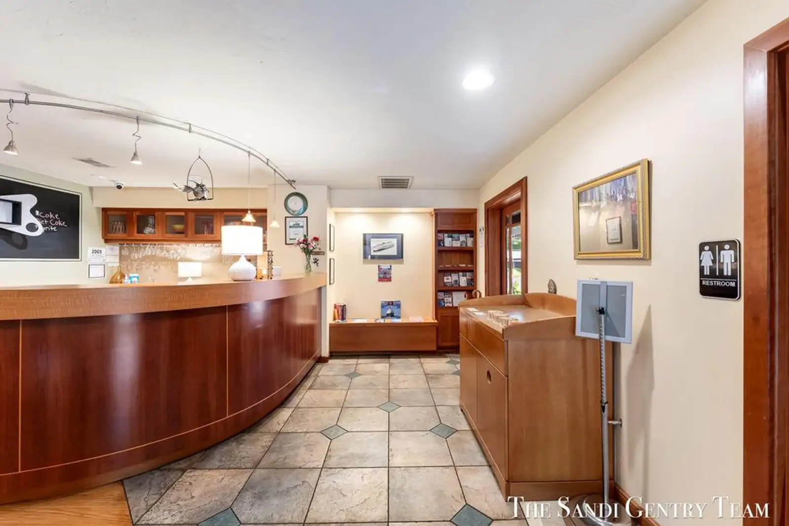 717 E Ludington Ave image 14