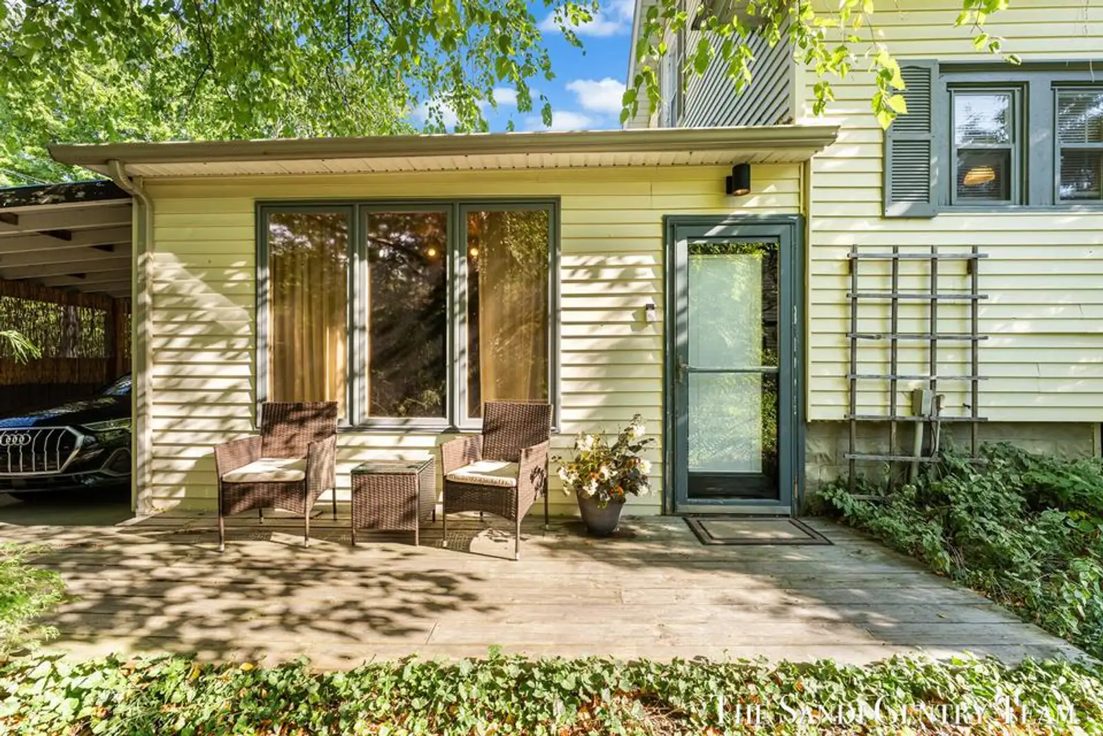 717 E Ludington Ave image 89