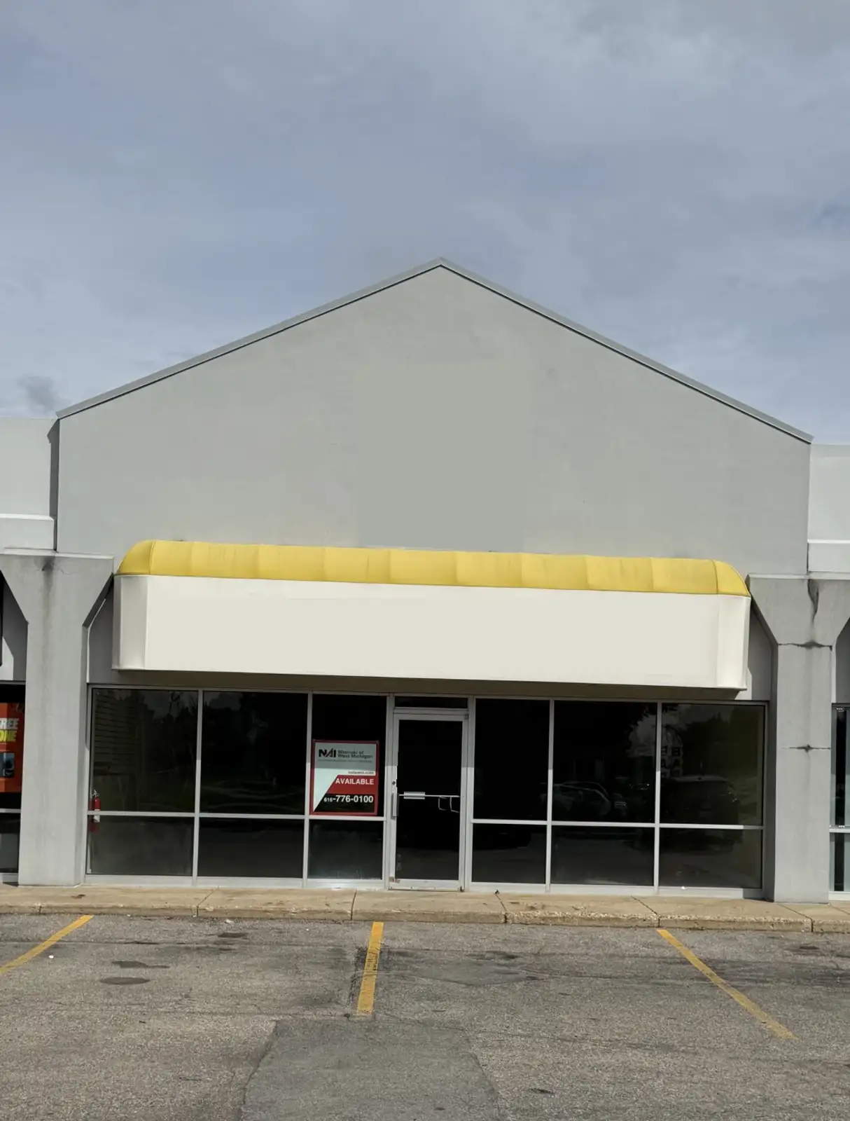 Plaza 54 Retail Center image 4