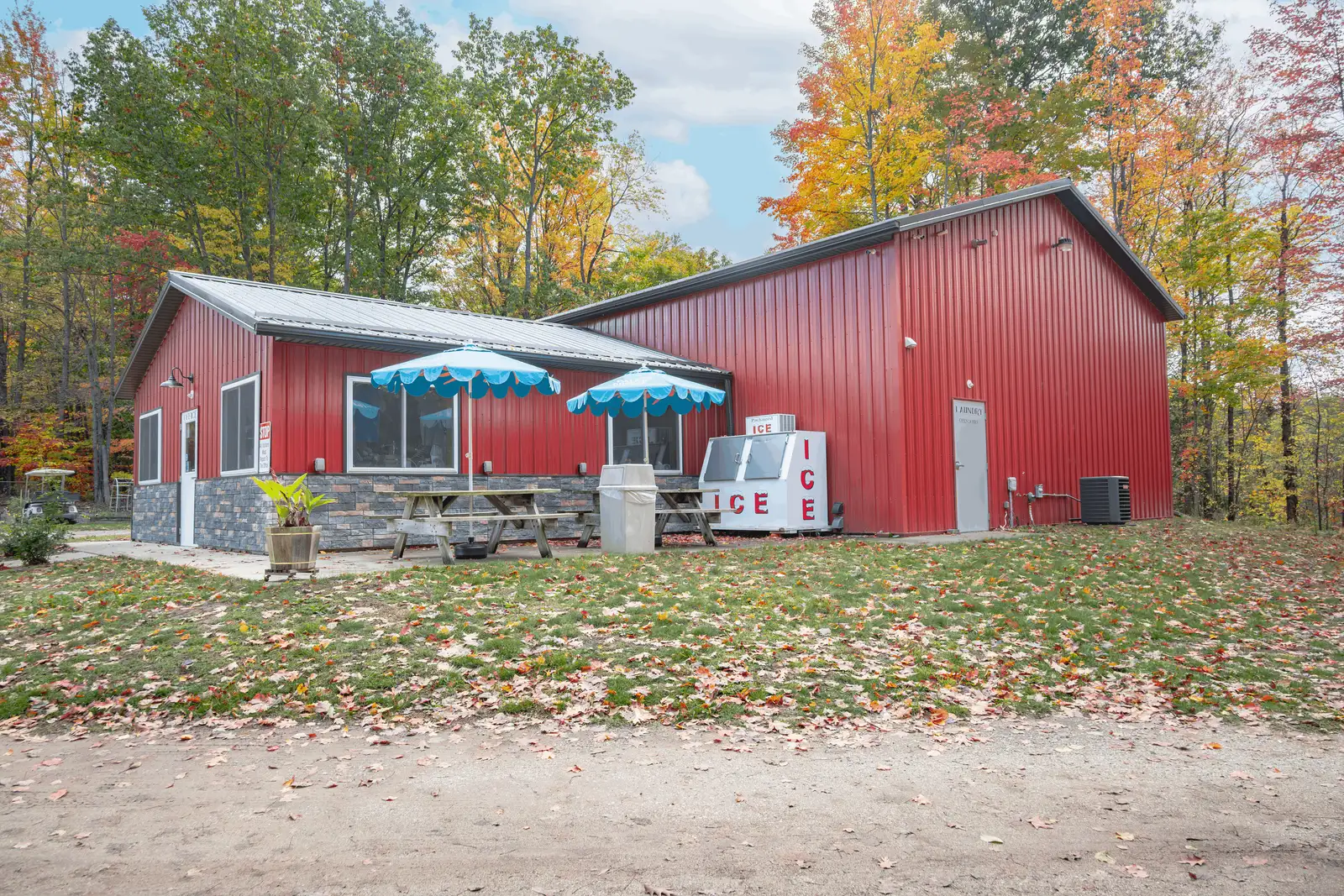Historic Val-Du Lakes Resort | Bar & Grill, Event Grounds, Manor, Campground image 53