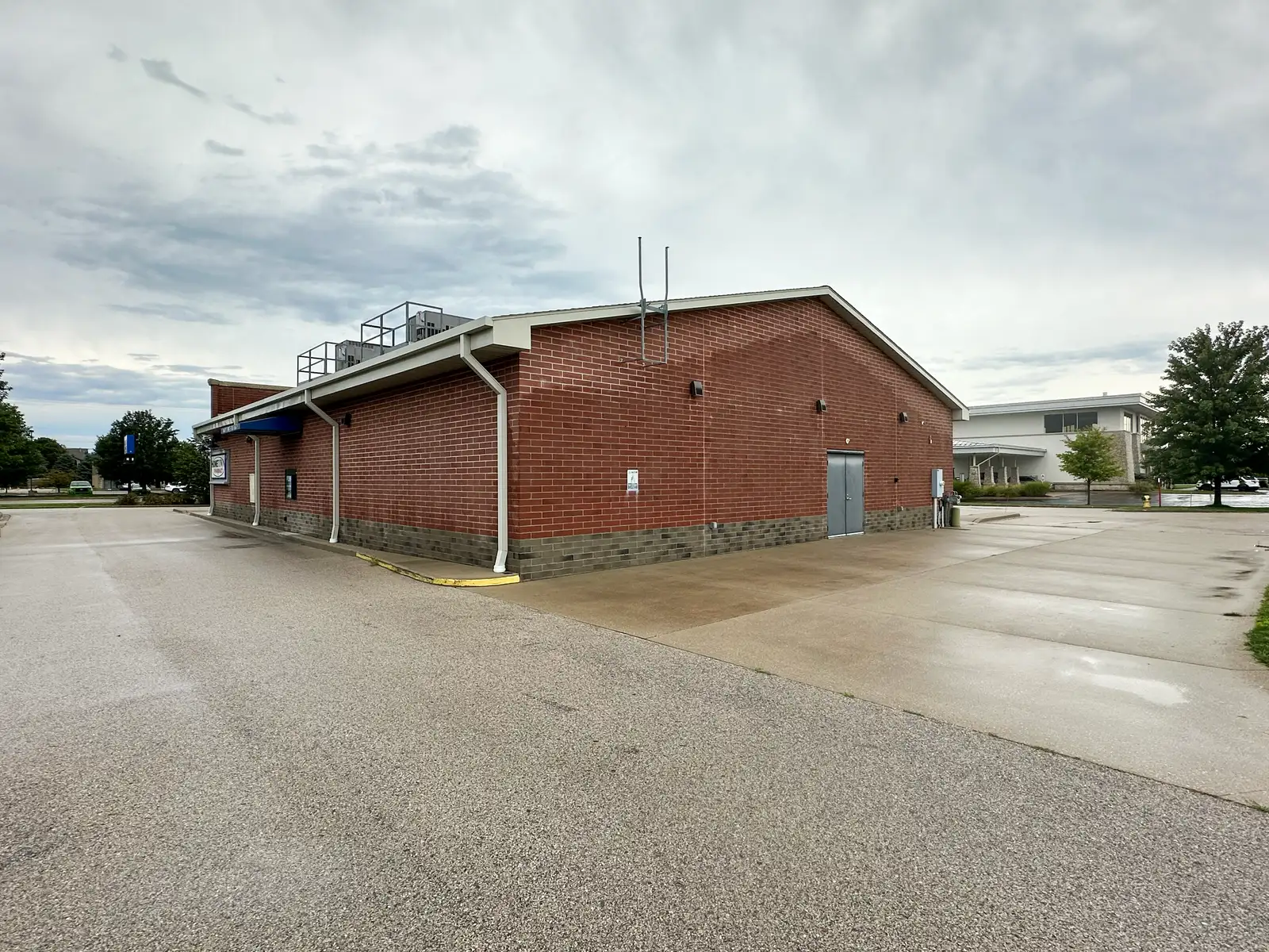5866 Harvey St image 4